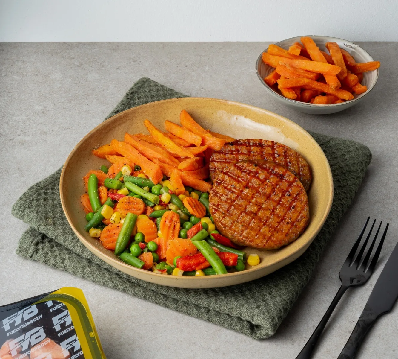Zoete Aardappel Friet - Kipburger - Mexicaanse Groentemix (met kruiden)